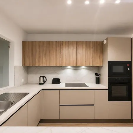 Central, Comfortable & Well Connected *