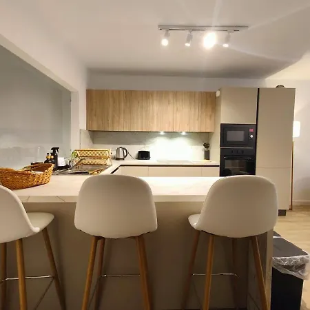 Central, Comfortable & Well Connected Apartamento *