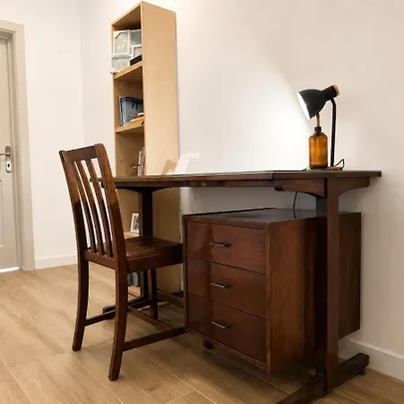 Central, Comfortable & Well Connected Apartamento *